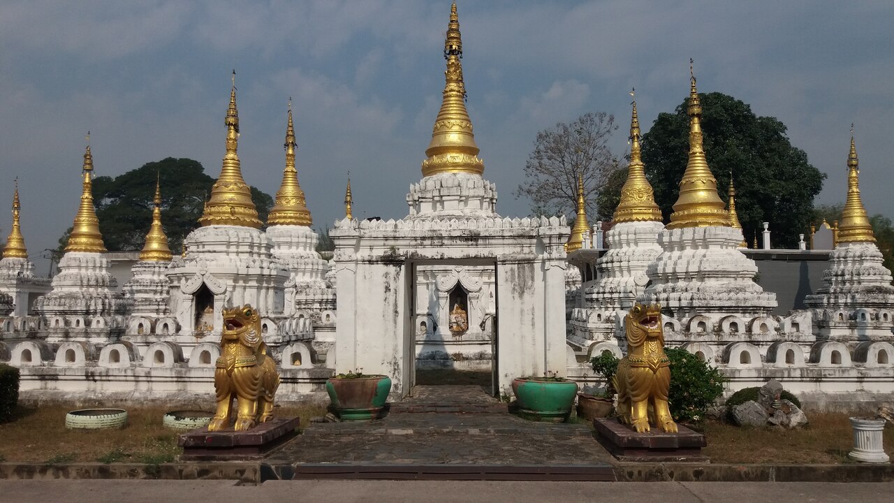 Wat Chedi Sao Lang in Lampang – Temple of Twenty Pagodas
