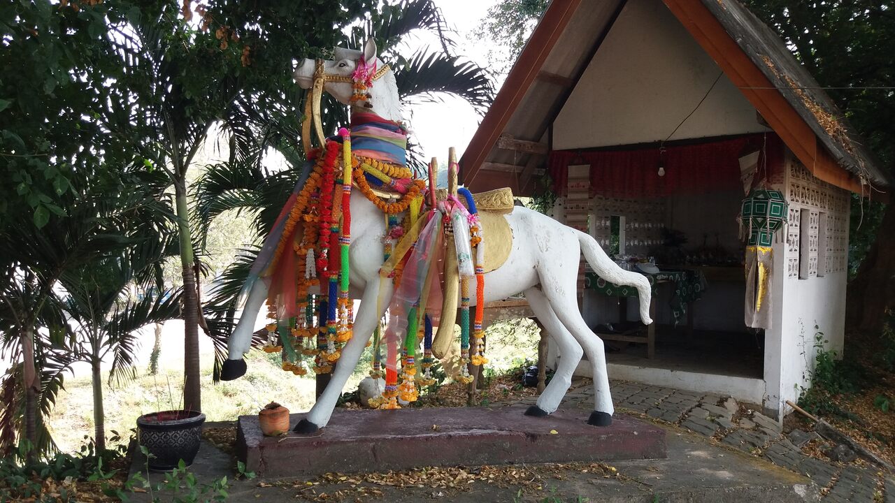 Symbols of Lampang - horse near the old city walls, photo: Daniel Karwicki