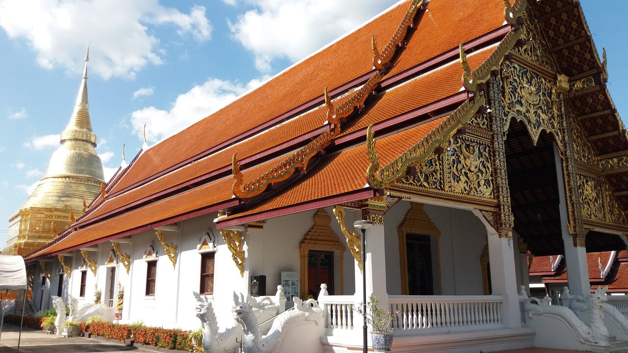 Wat Phra Kaew Don Tao Suchadaram - Ubosot and the Royal Viharn, photo: Daniel Karwicki