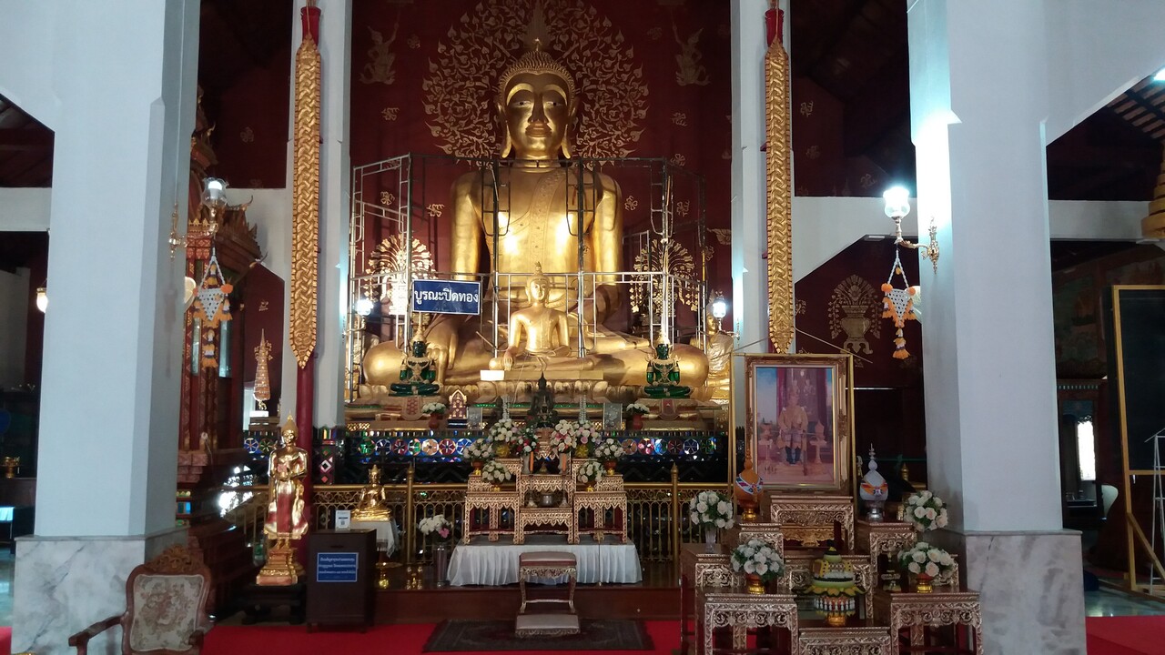 Wat Phra Kaew Don Tao Suchadaram - Ubosot and the Royal Viharn, photo: Daniel Karwicki