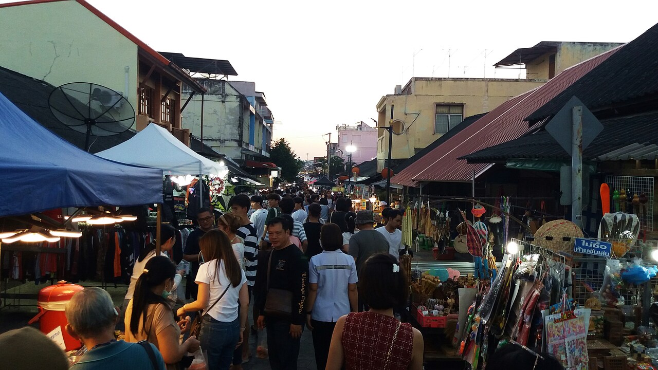Kad Kong Ta – night street market in Lampang