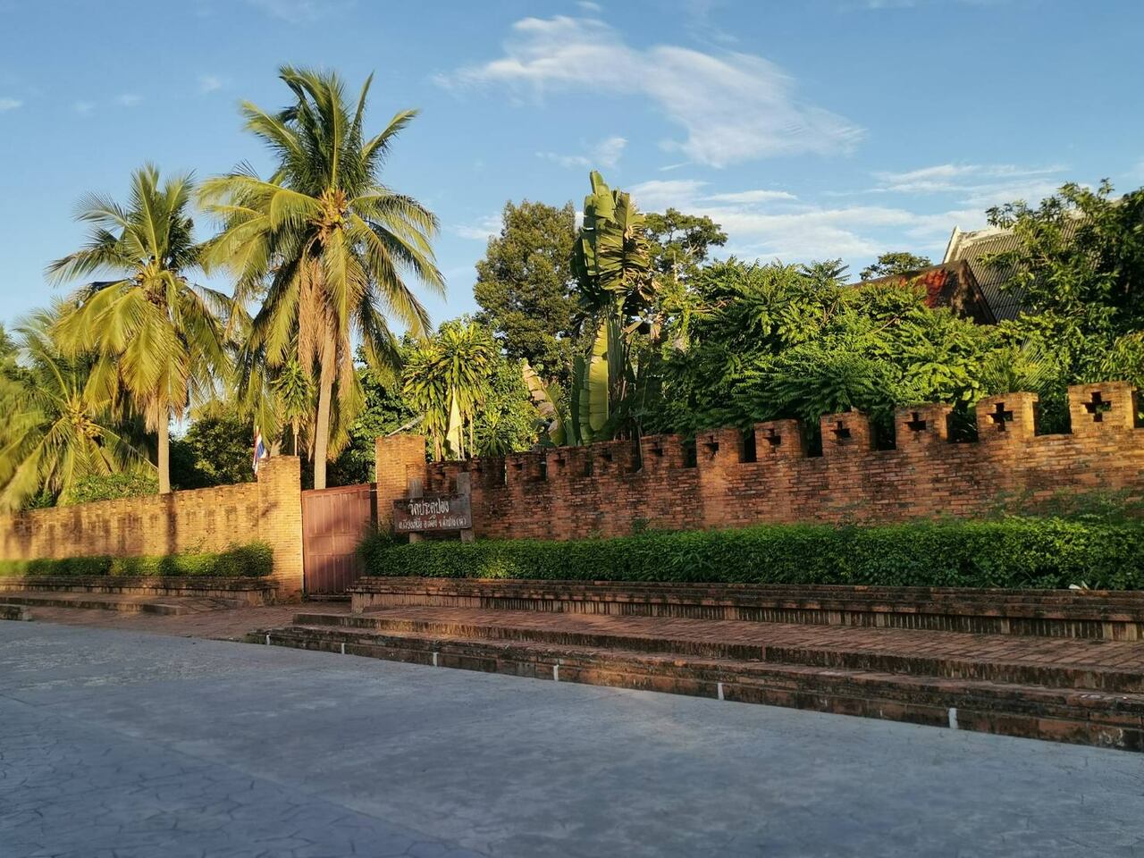 Wat Pratu Pong in Lampang - Ancient Walls, photo: Achiradaporn Klungwichien