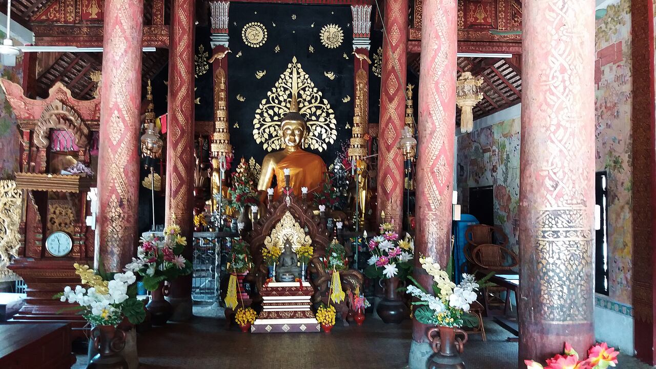 Wat Pratu Pong in Lampang - Buddha Statue in Viharn, photo: Daniel Karwicki