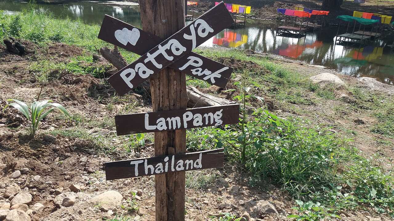 Pattaya Park in Lampang – a restaurant by the water
