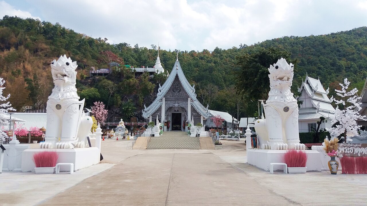 Wat Tham Nam Bo Kaeo – discovering the pearls of Lampang