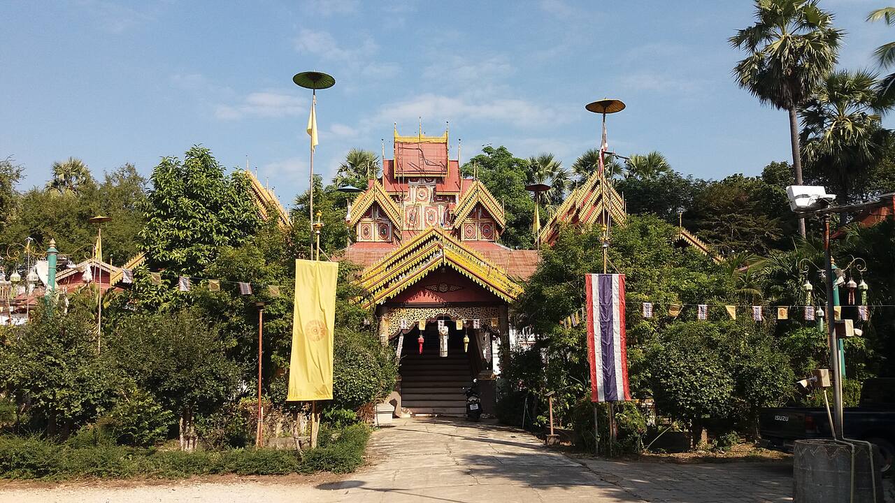 Wat Si Rongmuang – a beautiful teak temple