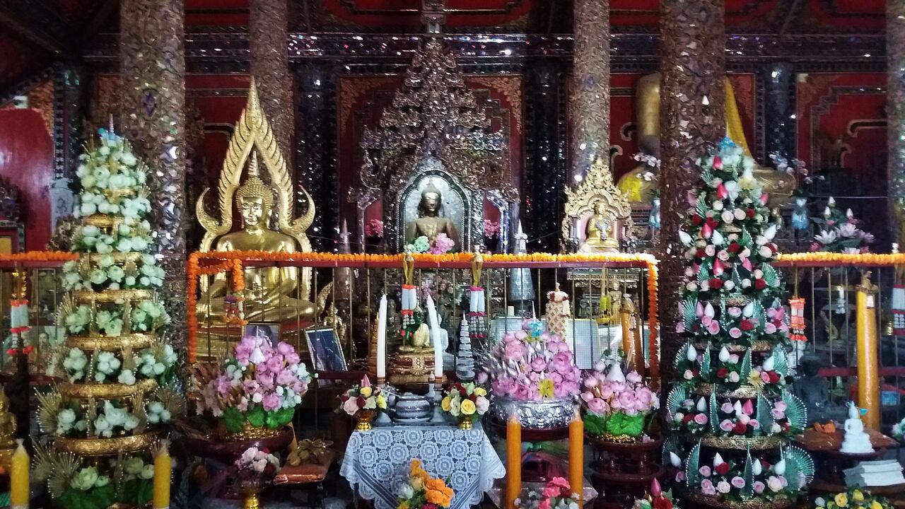 Wat Si Rongmuang - Buddha statues, photo: Daniel Karwicki