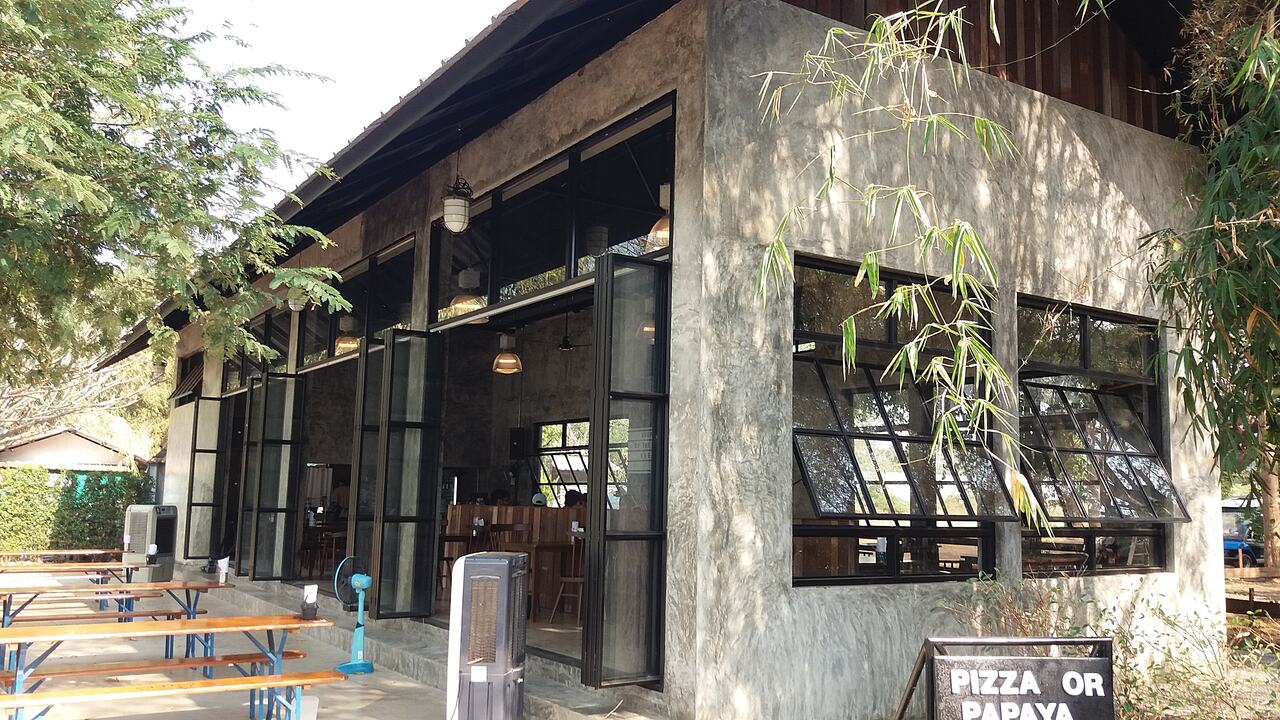 Himwang Cafe – pizza or papaya pok pok?