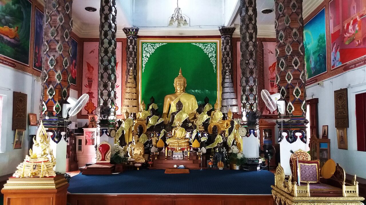 Wat Chetawan in Lampang - Buddha statue, photo: Daniel Karwicki