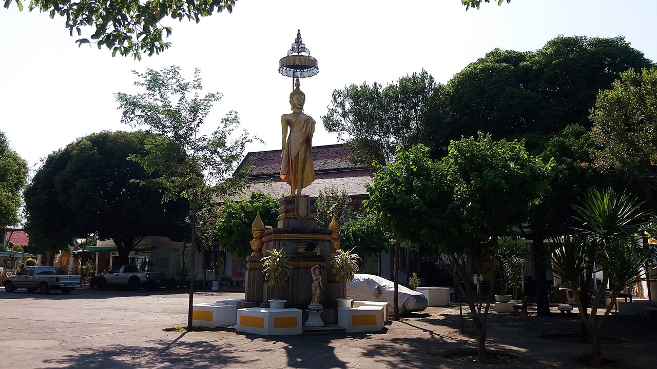Wat Chetawan in Lampang - Standing Buddha, photo: Daniel Karwicki