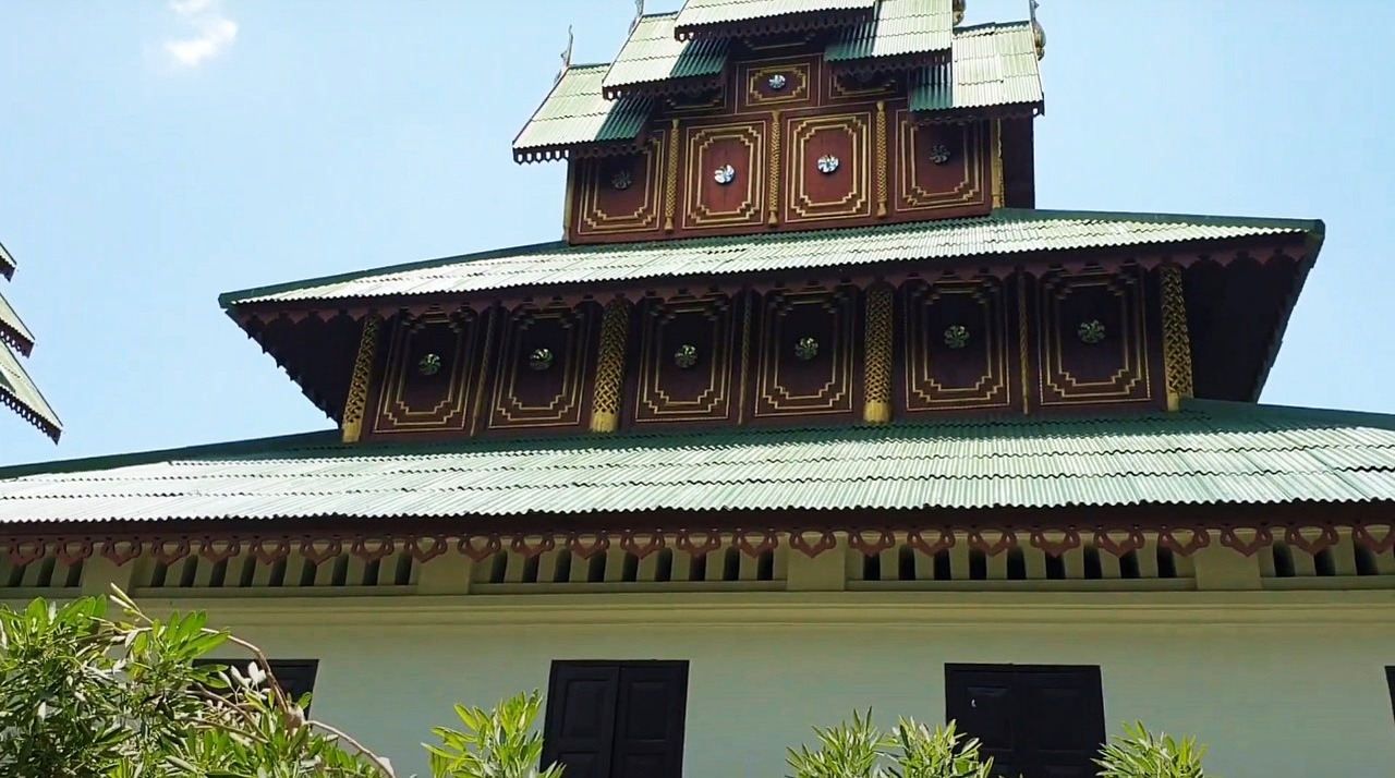 Wat Pa Fang in Lampang - Viharn
