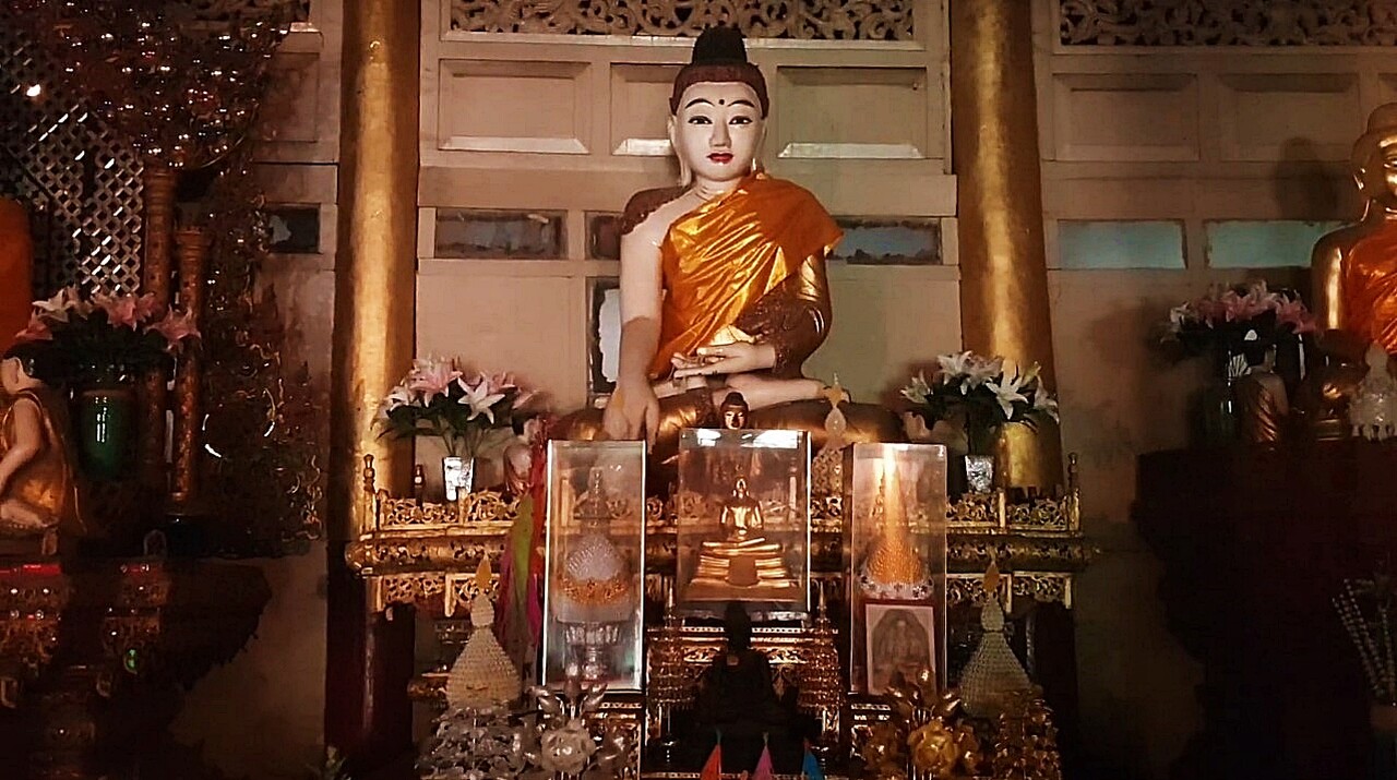 Wat Pa Fang in Lampang - Buddha image, Viharn