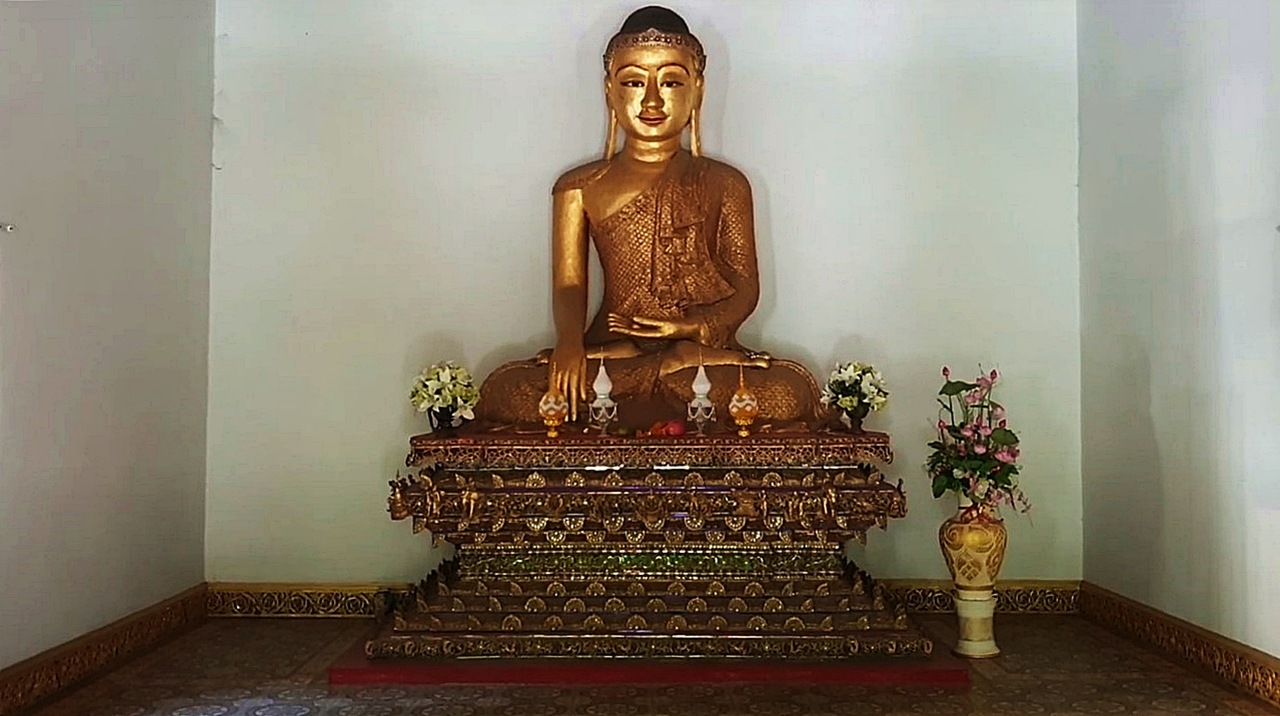 Wat Pa Fang in Lampang - Buddha image, Ubosot
