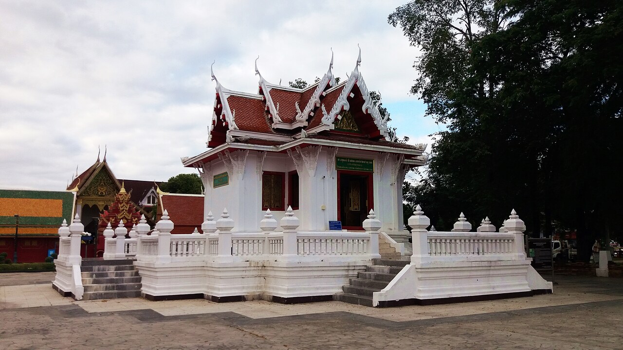 Mondop Luang Phor Dam in Lampang - photo: Daniel Karwicki
