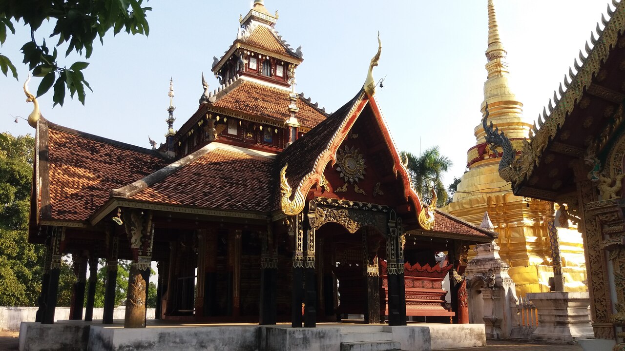 Wat Pong Sanuk in Lampang - Viharn Phra Chao Phan Ong, photo: Daniel Karwicki