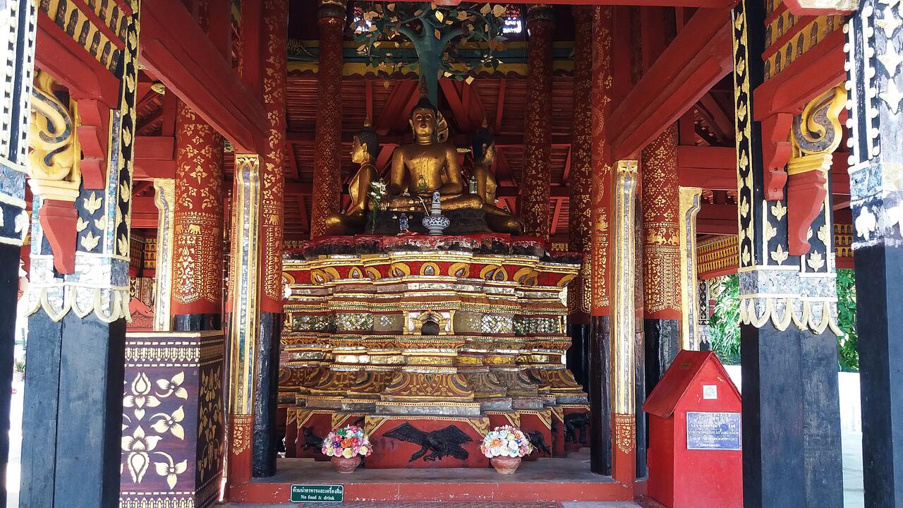 Wat Pong Sanuk in Lampang - Viharn Phra Chao Phan Ong, photo: Daniel Karwicki